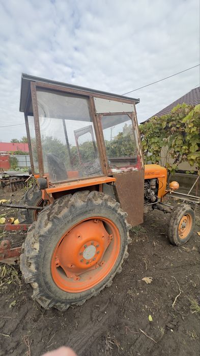Vând tractor Fiat 411R