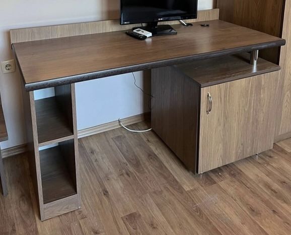 Бюро с Етажерка.