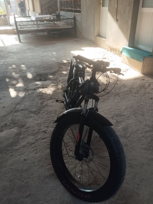 Velosiped bonvi hamma narsasi bor koʻp minlimagan yoshi kotta odam min