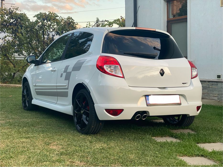 Renault Clio GT.
