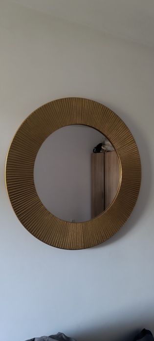 Кръгло огледало с метална рамка