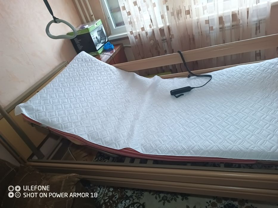 Болнично легло с повдигащ механизъм
