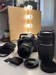 Cameră foto DSLR + 2 obiective + accesorii – în stare foarte bună