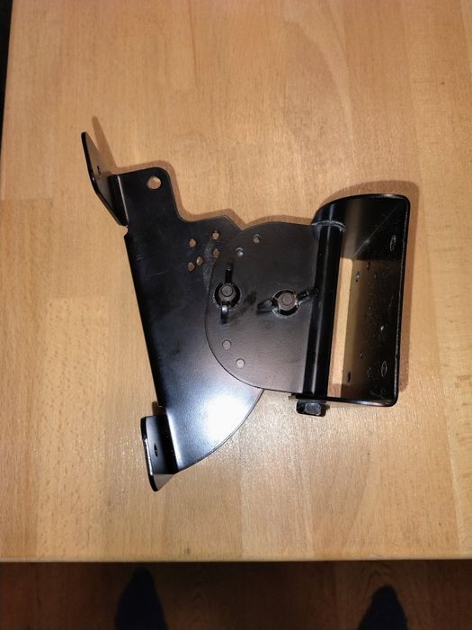 Suporți boxe 25 kg negre reglabile.