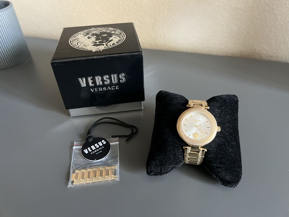 Часовник VERSUS VERSACE в “златно”