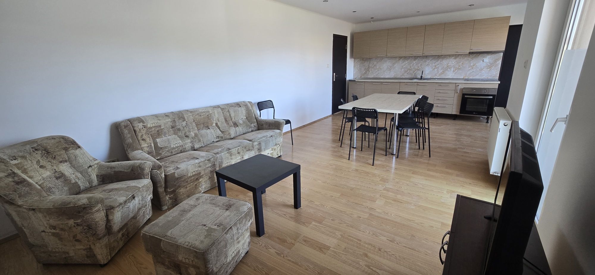 Inchiriez casa zona intim