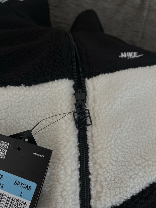 Двулицево яке Nike