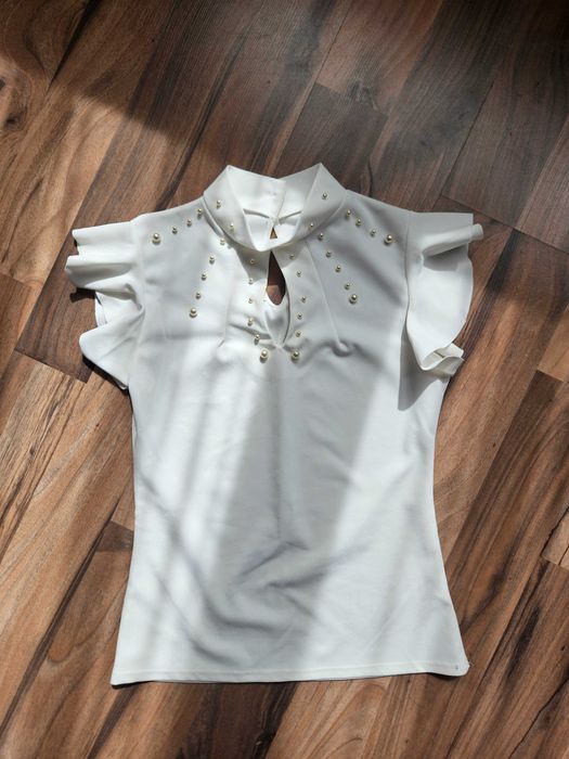 Бяла блуза с перли