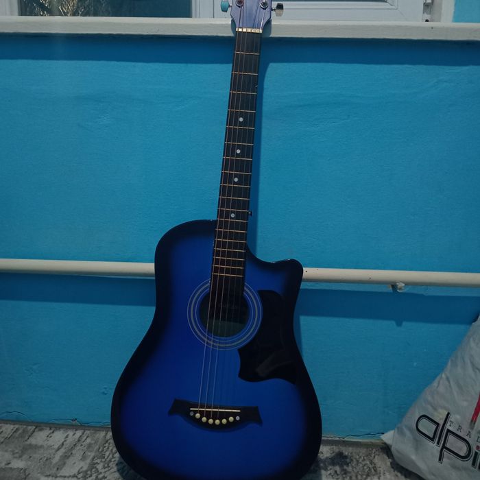 Гитара көк түсті