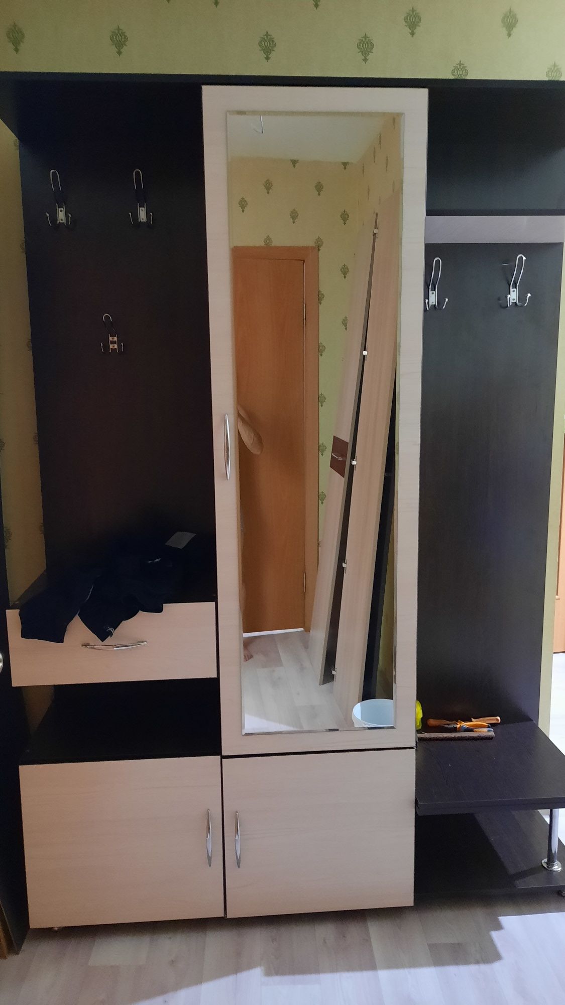 Продам прихожую б/у ,без царапин практически новая .мебель