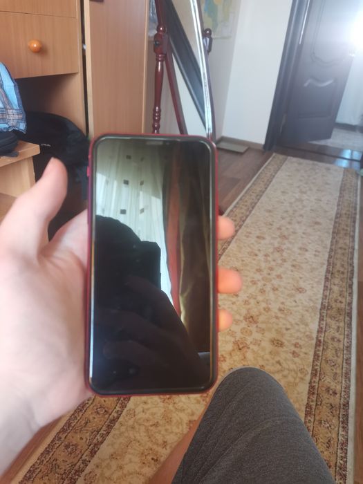 iPhone XR красный