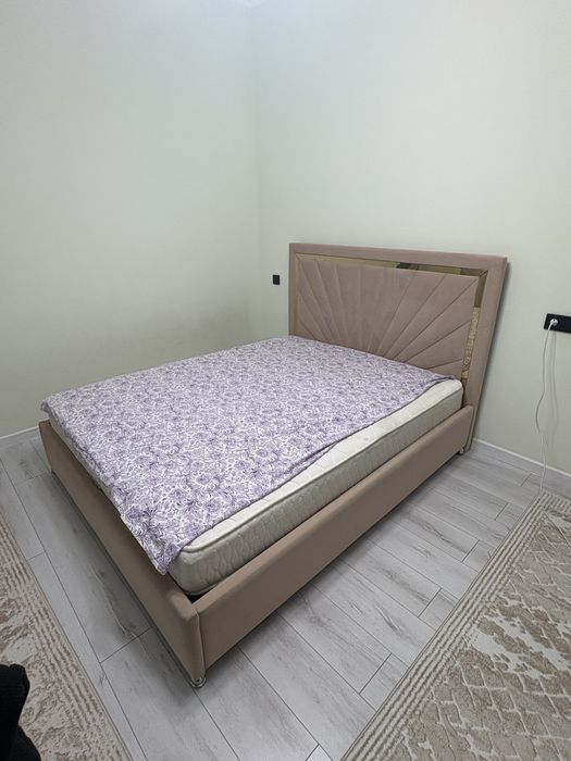 Кровать с матрасом