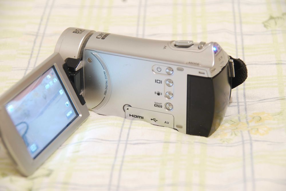 камера Samsung HMX-H300BP
