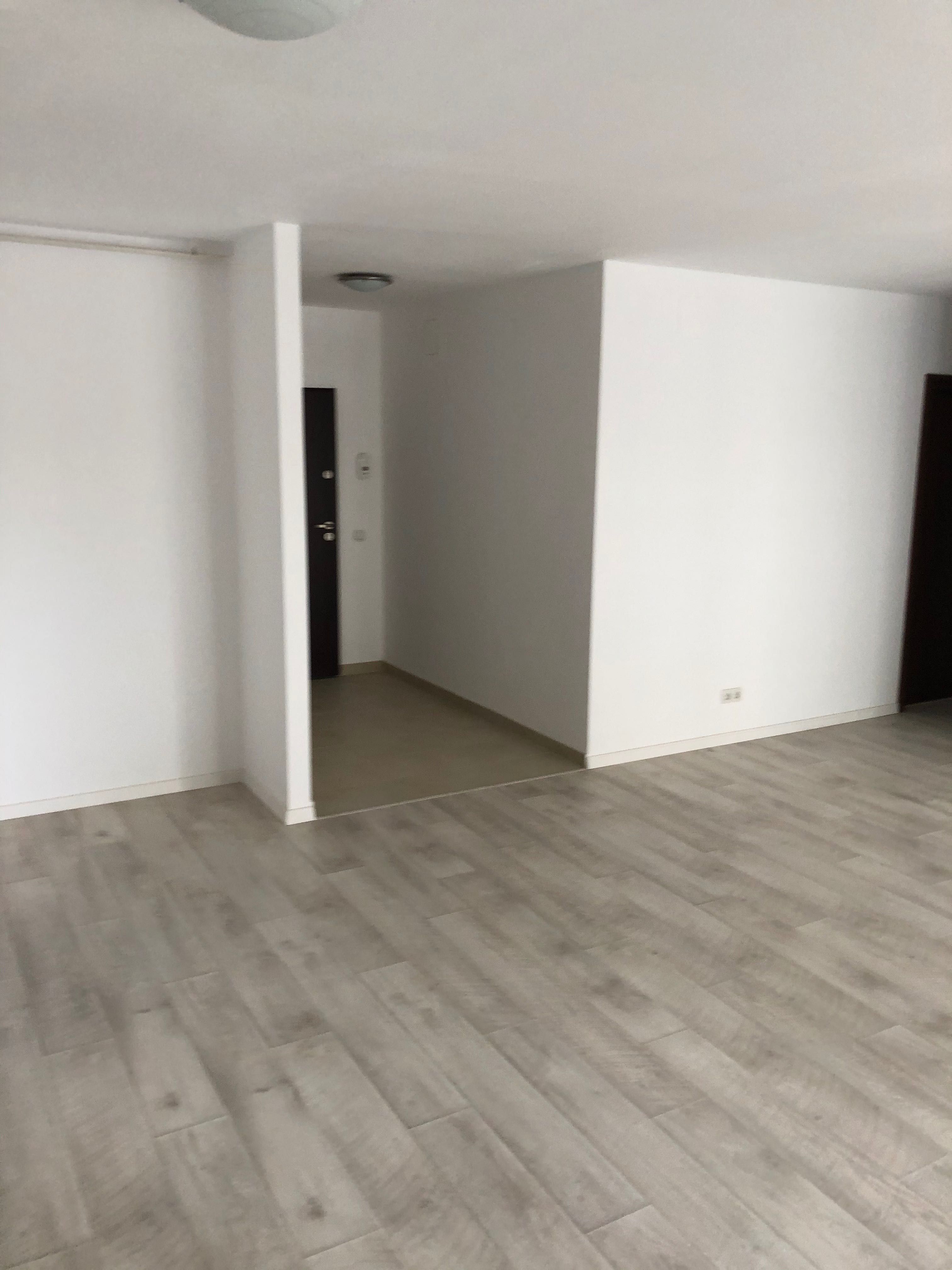 apartament spațios cu 4  Camere si 3 parcări / Direct proprietar/