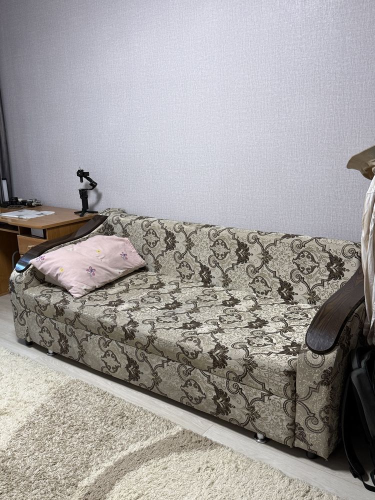 Продам диван в хорошам состояние
