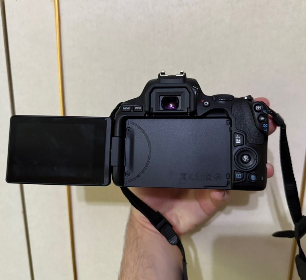 Canon eos 250d практически новый