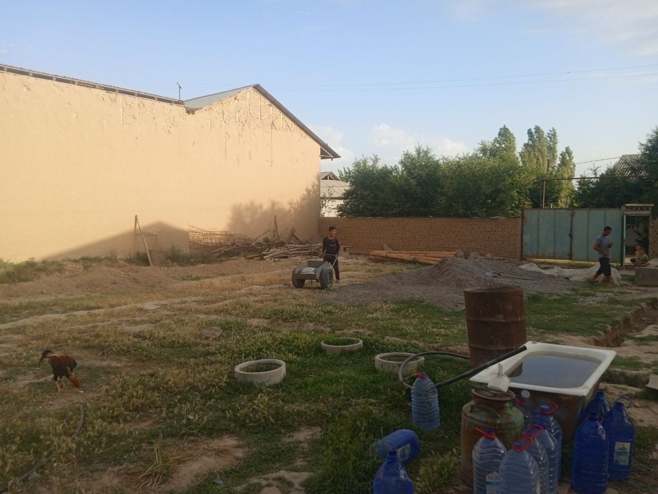 Uy yarmi quruq yer sotiladi