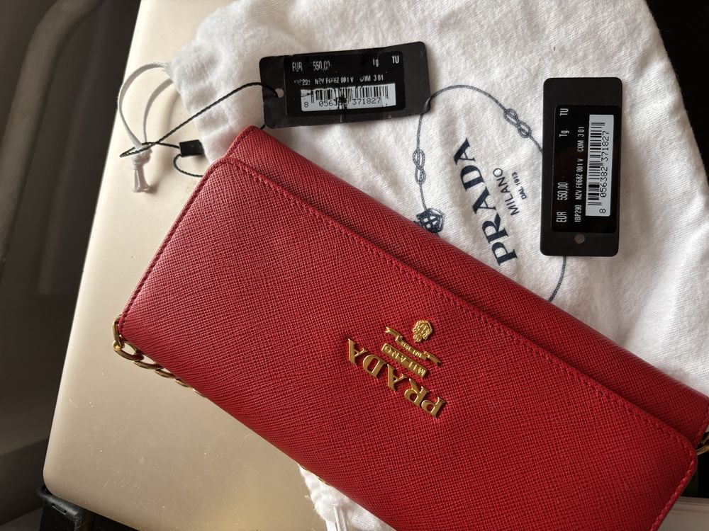 Оригинал кожена Prada дамска чантичка