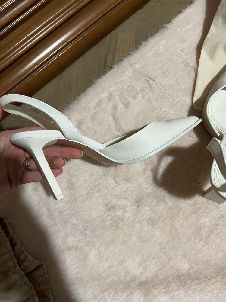Pantofi albi Stradivarius