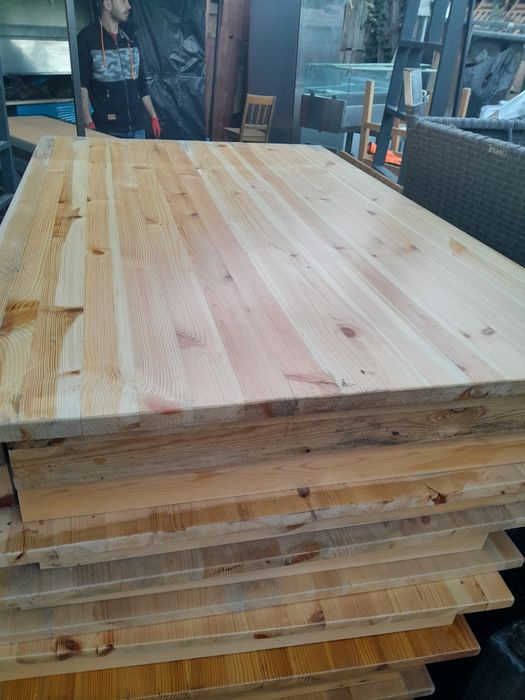 Mese și scaune din lemn