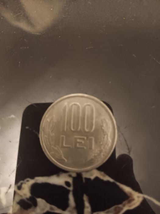 vind monede de 100 lei  cu chipul lu Mihai viteazul pe spatele   ei