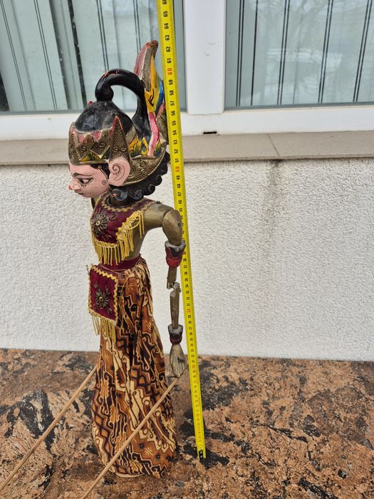Vand o papusa statatueta,made in Indonezia , vechime -35-50 ani minim