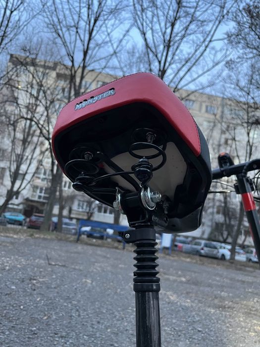 Електрическа тротинетка със седалка