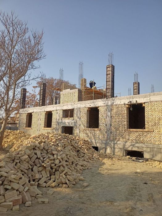 Продаются квартиры и магазины в центре Кагана вдоль дороги.