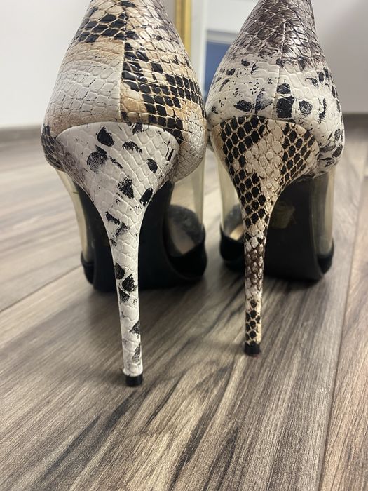 Tocuri tip stiletto cu catifea neagra si piele sarpe