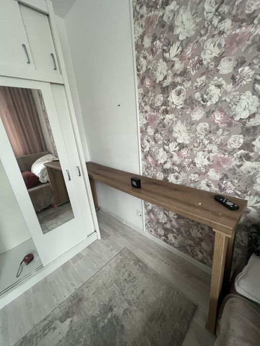 Masa cu roti si frane, deasupra patului sau mini bar in living laptop