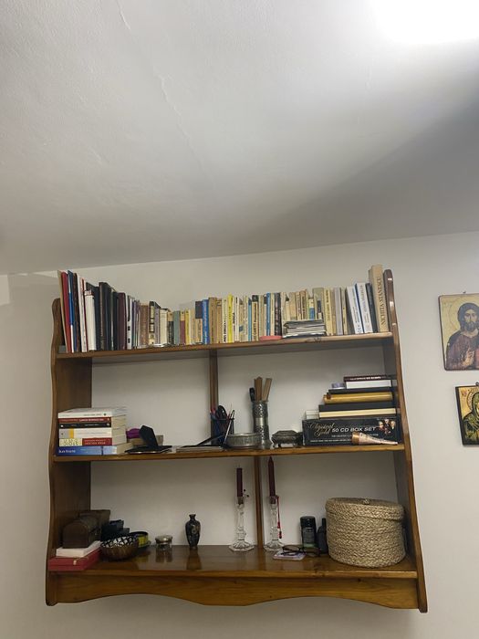 Biblioteca din lemn masiv… plus un raft de lemn