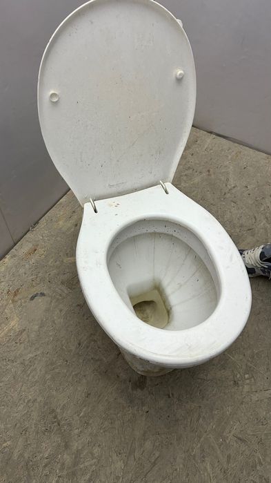 Отдам строительный унитаз