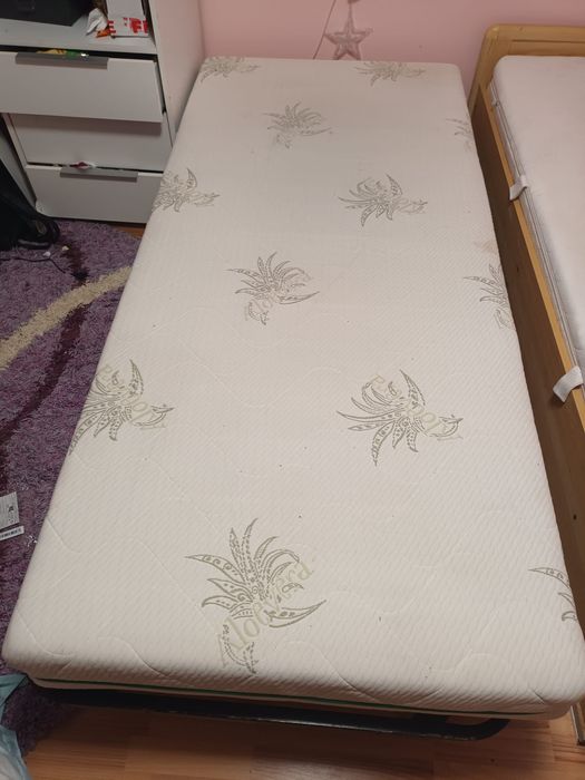 Vând pat de o persoană 200/90