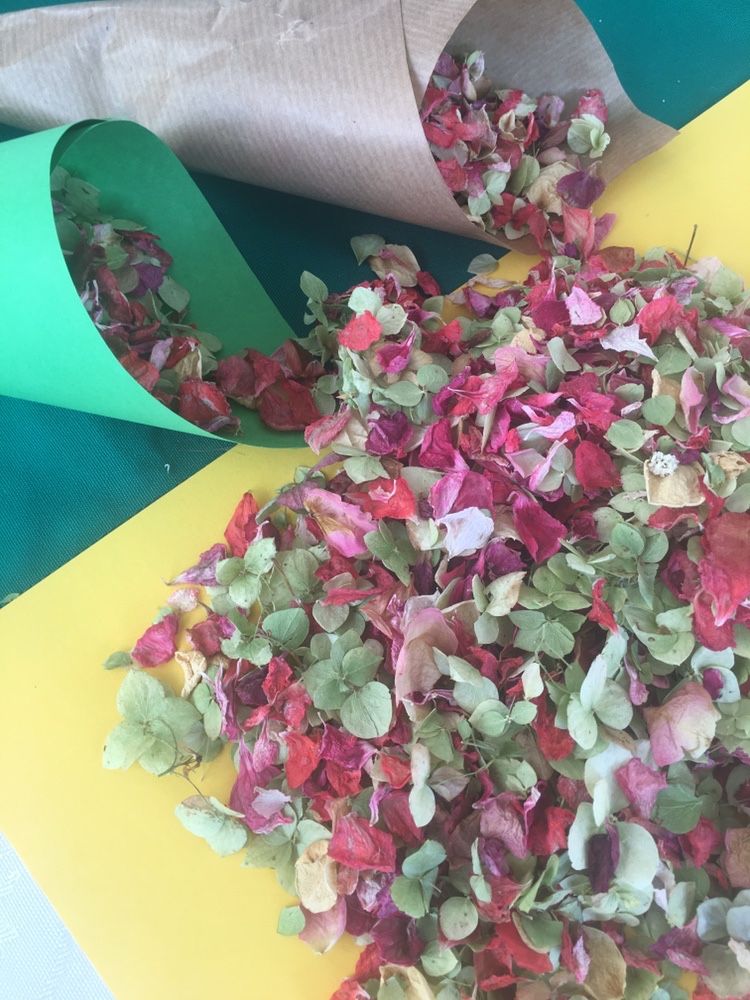 Vand confeti biodegradabile din petale flori pentru nunti, evenimente