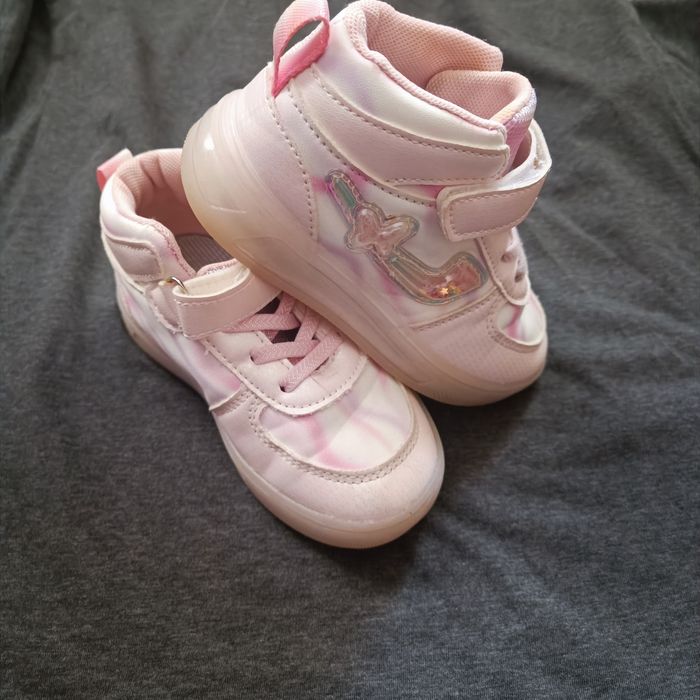 Продается детская кросовка