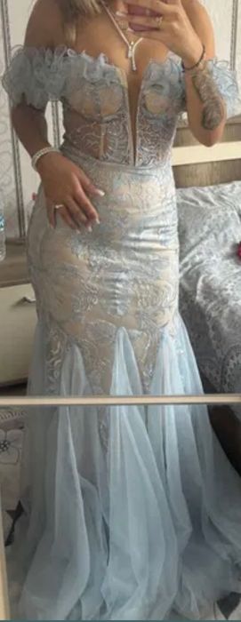 Рокля. Носена 6 часа. Зарадвай гардероба си с нежно бижу.