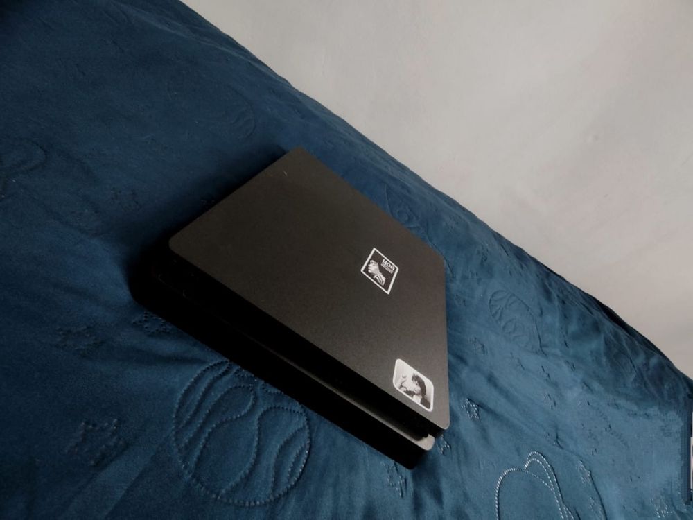 PS4 slim 512 гб + джойстик и МК11 и один диск в подарок