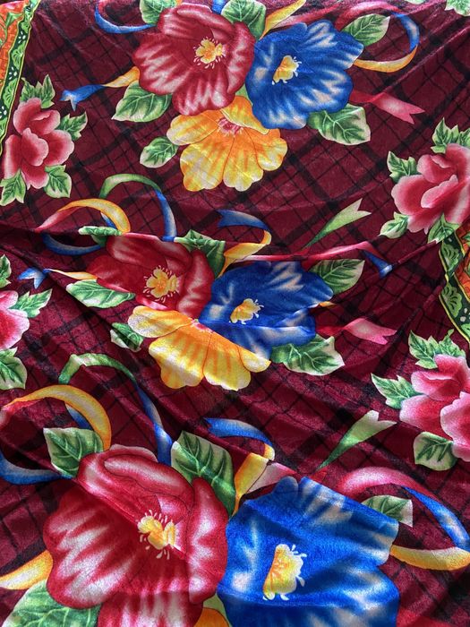 Cuvertura sau fata de masa catifelata si subtire f frumos colorata.