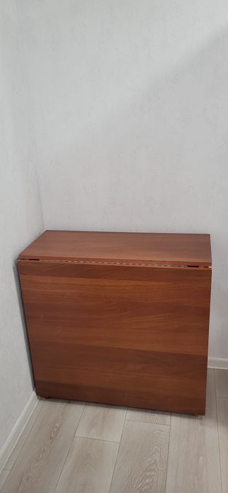 Продам  2 шт. стол-книжка