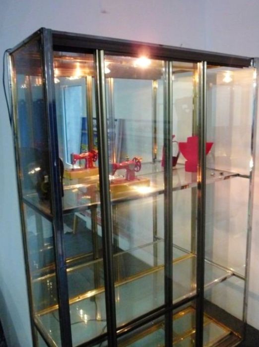 Продаётся стеклянный шкаф