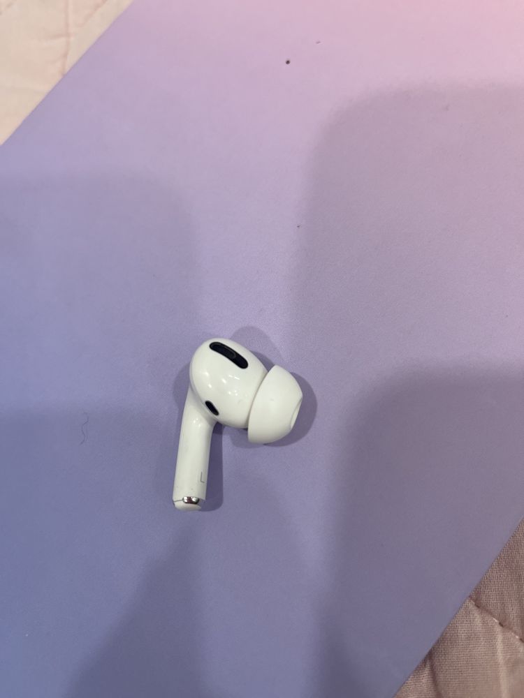 Левый наушник airpods