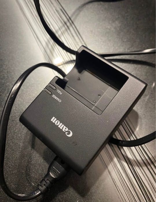 Фотоапарат Canon eos 2000D