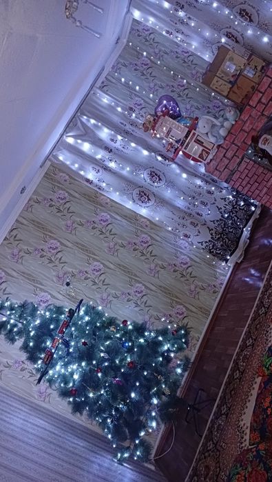 Продам ёлку с игрушками и с герляндой