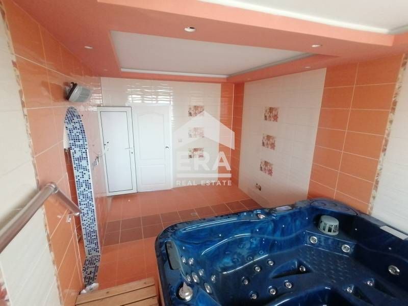 Тристаен  с изградена релакс зона в имота