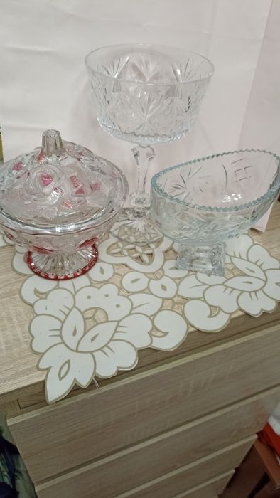 Вазы,с крышкой 4500т,,хрустальная на ножке 5000т ,и 1000т лодочкой