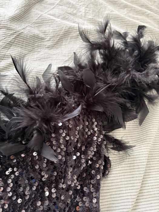 парти рокля в черно от пайети с пера