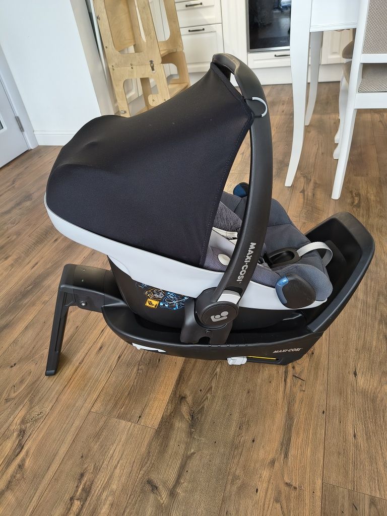 Столче-кошница за кола Maxi Cosi Pebble Pro + база  isofix FamilyFix 2