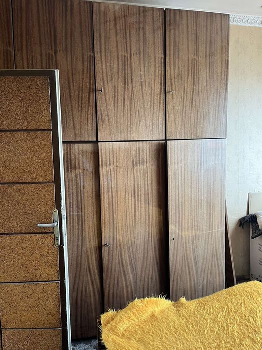 Мебели от дърво и  плоскости запазени