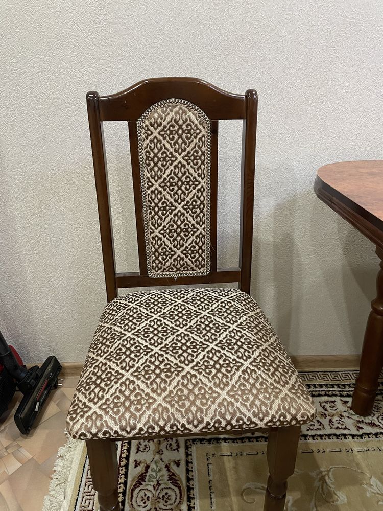 Продаю гостевой стол и стульи