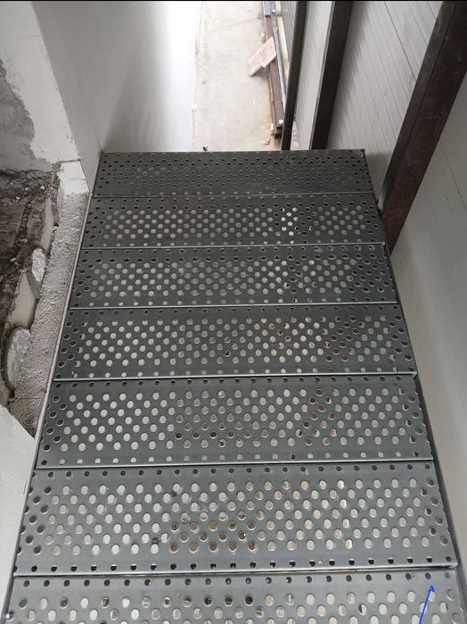Confectionam scarii metalice zincate exterioare și pentru incendii , p